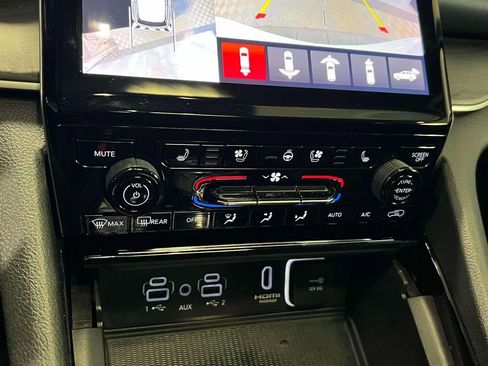 Used 2023 Jeep Grand Cherokee 4WD 4xe w/ Luxury Tech Group II image 32