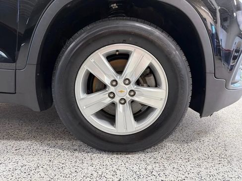 Used 2020 Chevrolet Trax LT w/ LT Convenience Package image 16