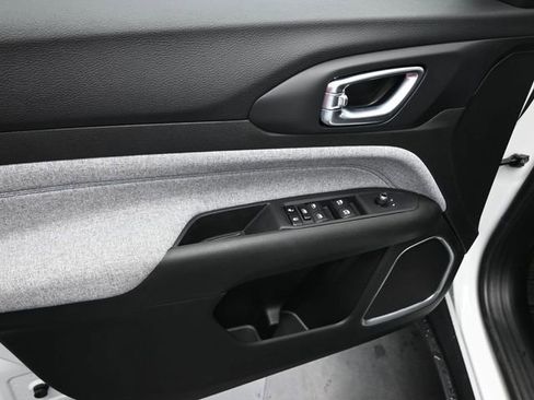 Used 2025 Jeep Compass Sport image 22