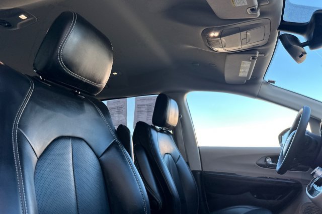 Used 2024 Chrysler Pacifica Limited FWD image 19