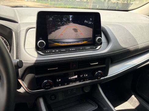 Used 2025 Nissan Rogue SV FWD image 25