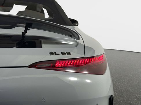Used 2022 Mercedes-Benz SL 63 AMG 4MATIC w/ AMG Aerodynamic Package image 17