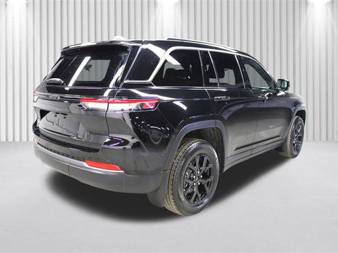 New 2026 Jeep Grand Cherokee Altitude image 3