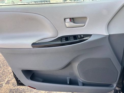 Used 2013 Toyota Sienna LE image 26