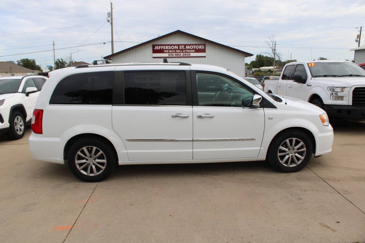 Used 2014 Chrysler Town & Country Touring-L FWD image 1