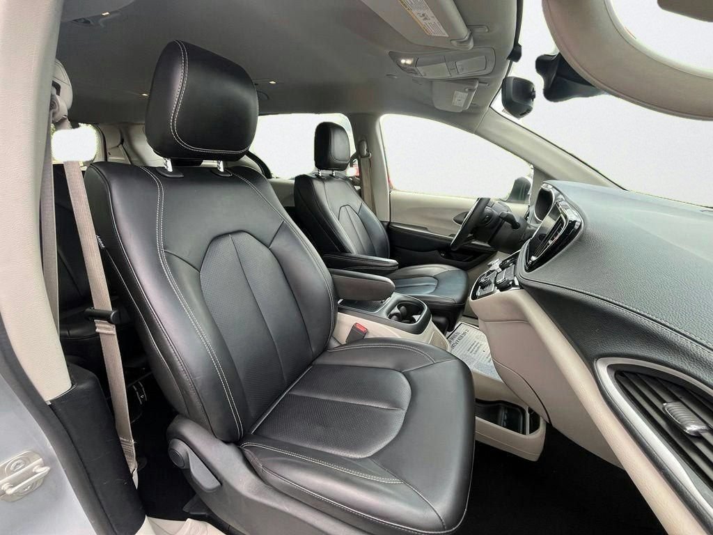 Used 2023 Chrysler Pacifica Touring-L FWD image 12