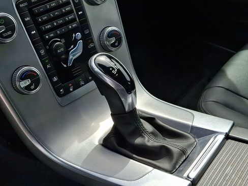 Used 2018 Volvo S60 T5 Inscription image 16