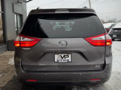 Used 2017 Toyota Sienna XLE image 4