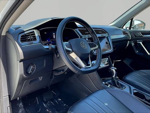 Used 2022 Volkswagen Tiguan SE w/ Panoramic Sunroof Package FWD image 18