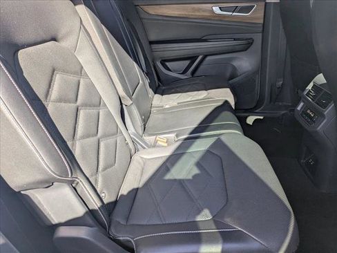 Used 2024 Volkswagen Atlas SE image 16