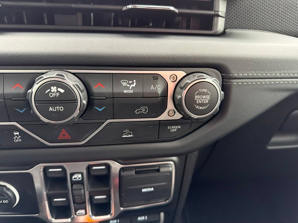 Used 2026 Jeep Gladiator Mojave AWD/4WD image 37