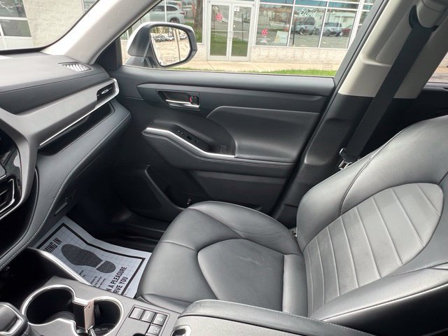 Used 2023 Toyota Highlander XLE FWD image 20