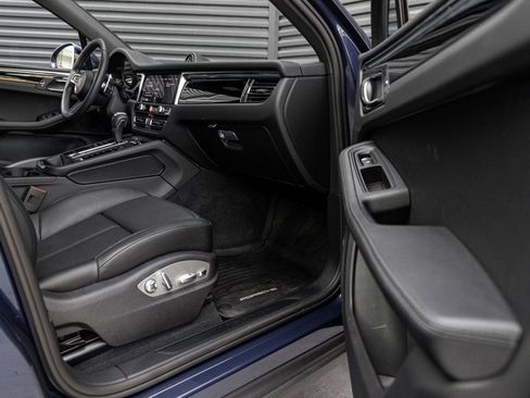 Certified 2025 Porsche Macan image 33