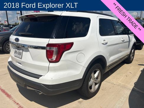 Used 2018 Ford Explorer XLT FWD image 2