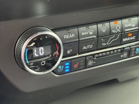 Used 2020 Ford Expedition XLT w/ Equipment Group 202A AWD/4WD image 21