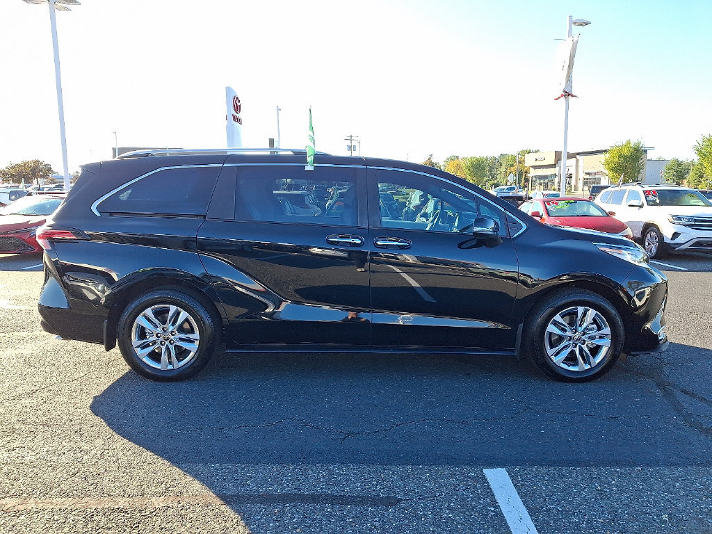 Used 2026 Toyota Sienna Limited FWD image 7