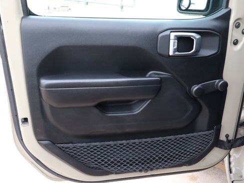 Used 2020 Jeep Gladiator Sport image 16