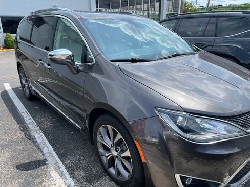 Used 2018 Chrysler Pacifica Limited w/ Tire & Wheel Group FWD image 3