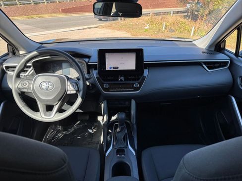 Used 2025 Toyota Corolla Cross LE image 28