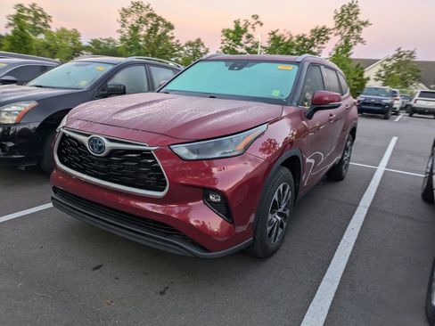 Used 2023 Toyota Highlander XLE image 4