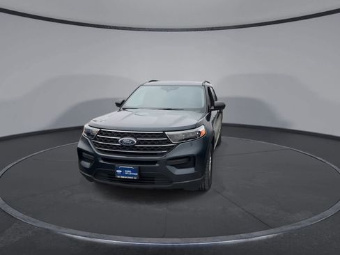 Certified 2022 Ford Explorer XLT image 3