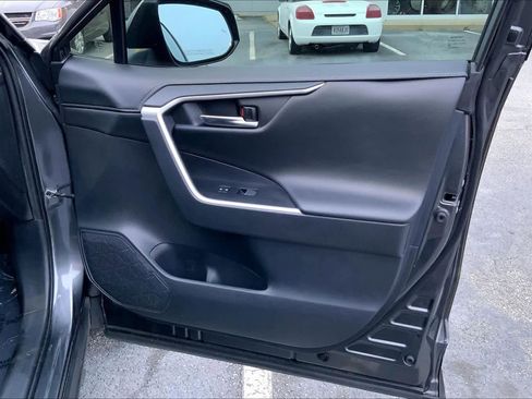 Used 2019 Toyota RAV4 Limited image 22