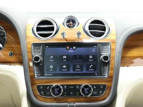 Used 2018 Bentley Bentayga Onyx Edition AWD/4WD image 39