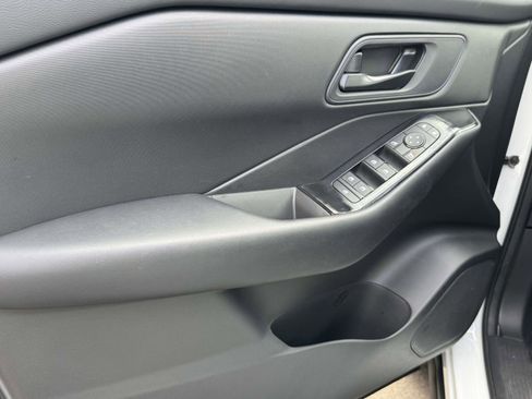 Used 2025 Nissan Rogue S image 27