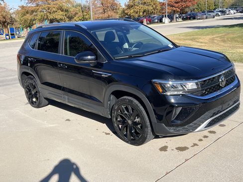 Certified 2024 Volkswagen Taos SE w/ Black Wheel Package image 2