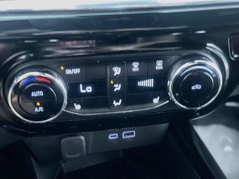 Used 2024 Chevrolet Trax RS w/ Sunroof Package FWD image 27