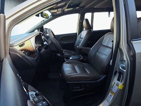 Used 2017 Toyota Sienna Limited Premium AWD/4WD image 6