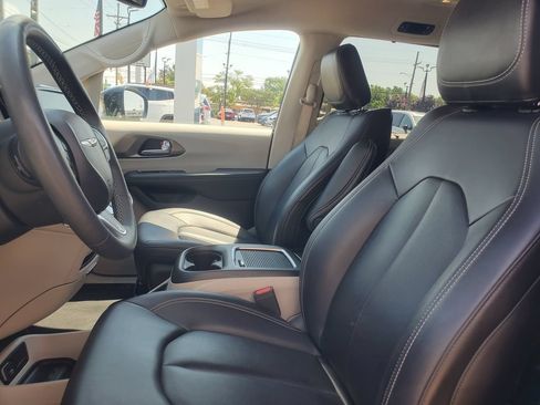 Used 2024 Chrysler Pacifica Touring-L FWD image 6