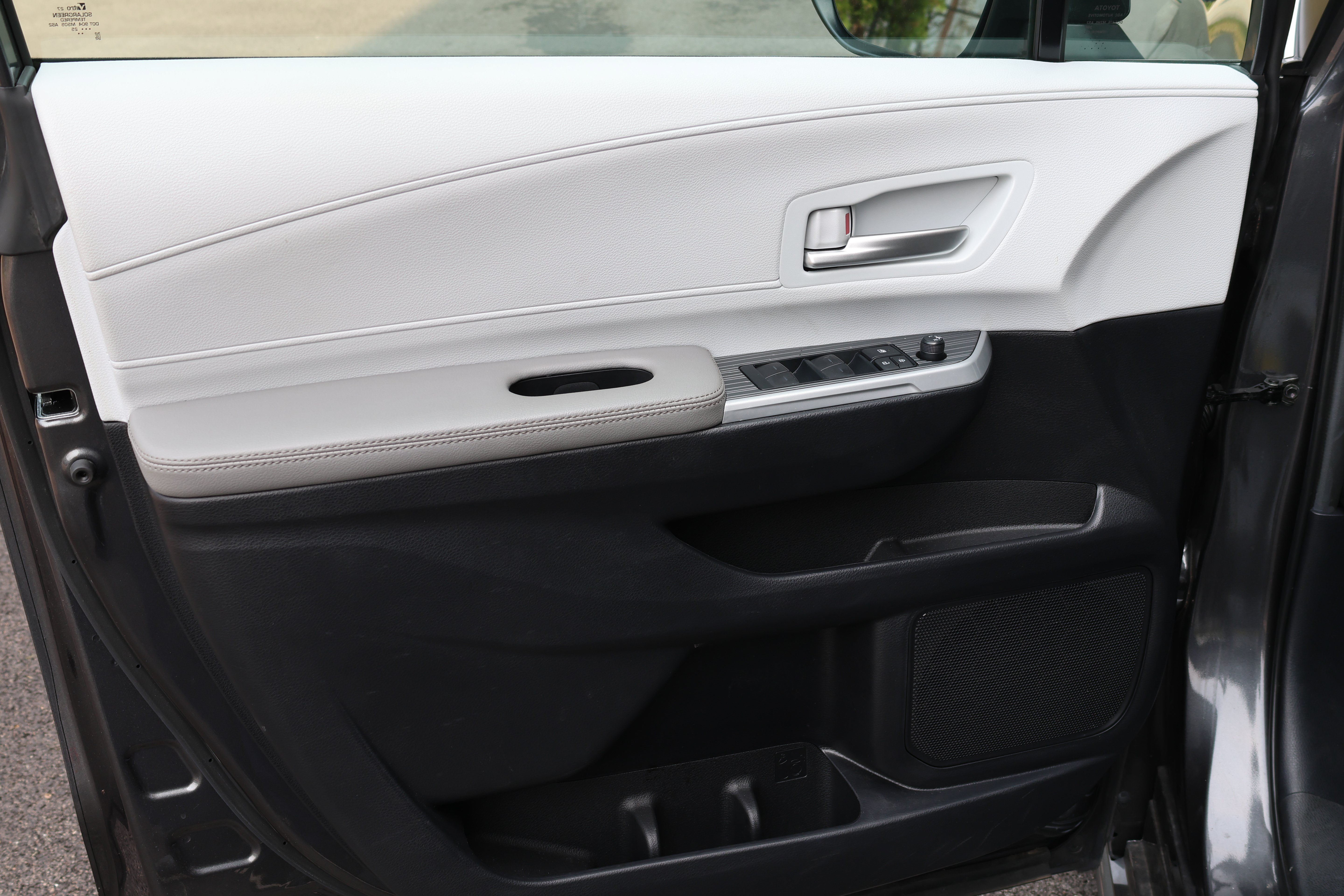 Certified 2025 Toyota Sienna XLE FWD image 24