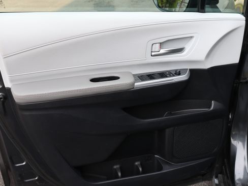 Used 2025 Toyota Sienna XLE FWD image 24