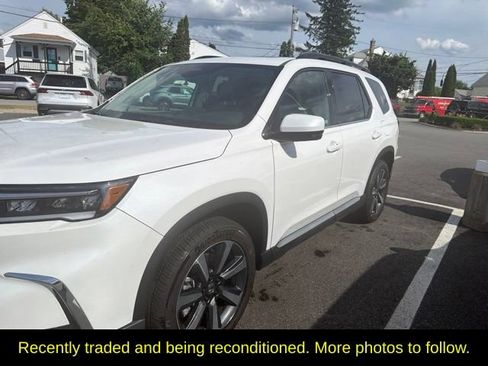 Used 2025 Honda Pilot Touring image 2