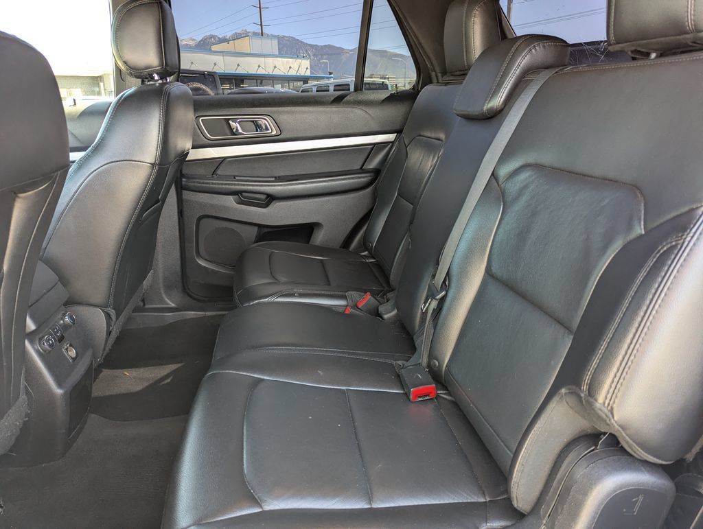 Used 2017 Ford Explorer XLT w/ Equipment Group 202A FWD image 30