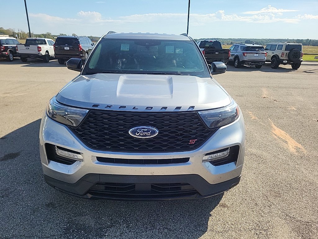 Used 2023 Ford Explorer ST RWD image 2