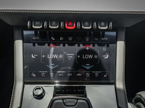 Used 2025 Lamborghini Urus Performante AWD/4WD image 29