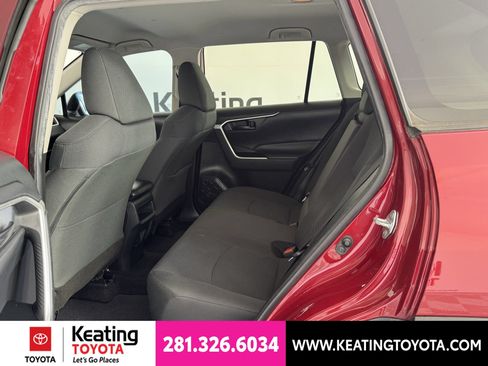 Used 2021 Toyota RAV4 LE FWD image 15