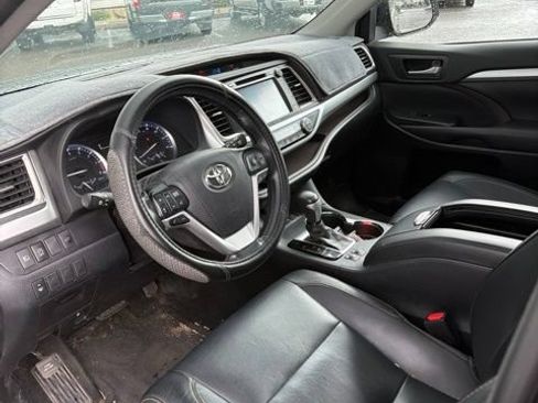 Certified 2018 Toyota Highlander XLE AWD/4WD image 17