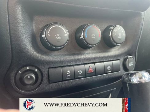 Used 2015 Jeep Wrangler Unlimited Sahara image 17