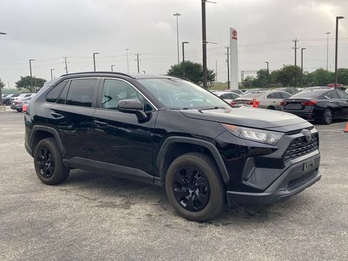 Used 2021 Toyota RAV4 LE FWD image 3