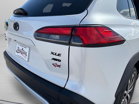 Used 2022 Toyota Corolla Cross XLE w/ Convenience Package image 9