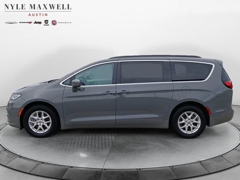 Used 2022 Chrysler Pacifica Touring-L FWD image 13