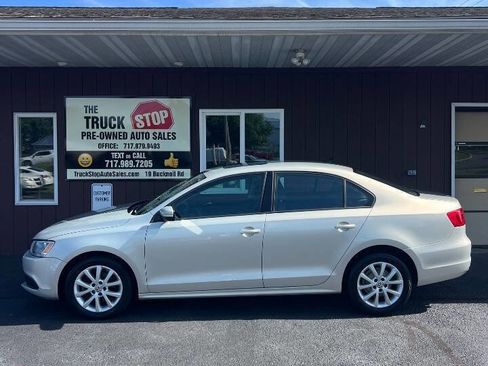 Used 2011 Volkswagen Jetta SE FWD image 3