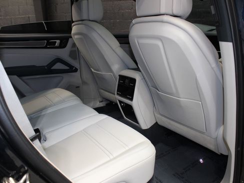 Used 2023 Porsche Cayenne Platinum Edition image 43