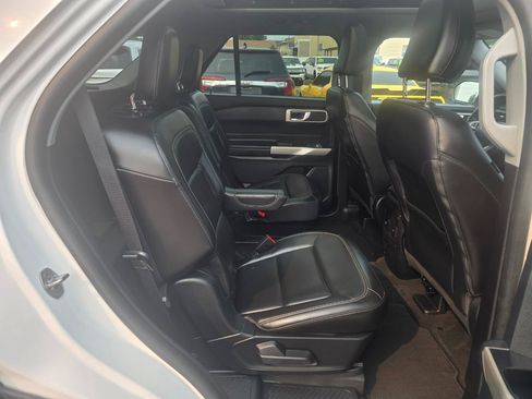 Used 2022 Ford Explorer XLT w/ Equipment Group 202A AWD/4WD image 18
