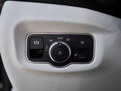 Used 2023 Aston Martin DBS Volante image 54