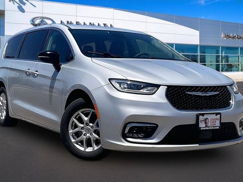 Used 2024 Chrysler Pacifica Touring-L FWD image 12