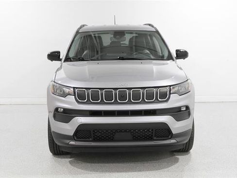 Used 2022 Jeep Compass Latitude image 2